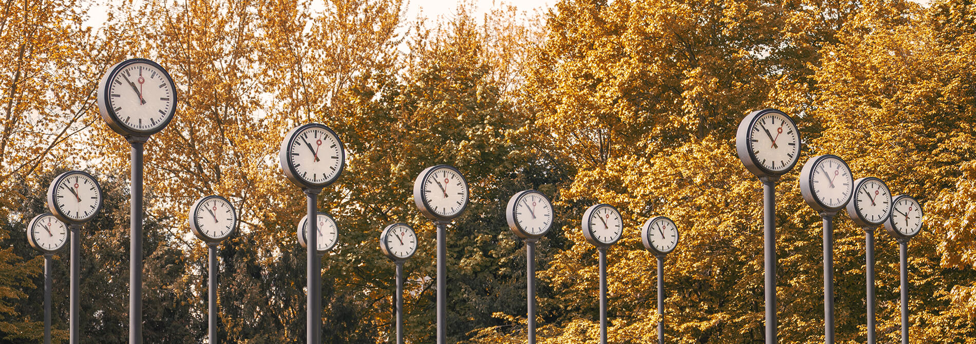 Zeitfeld-Uhren am Volksgarten, ein dauerhaft installiertes Kunstwerk in Düsseldorf